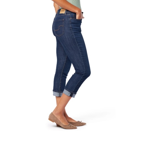 Signature by Levi Strauss & Co. Women's and Mid Rise Capri Jeans Size: 2 W26 - Picture 3 of 8